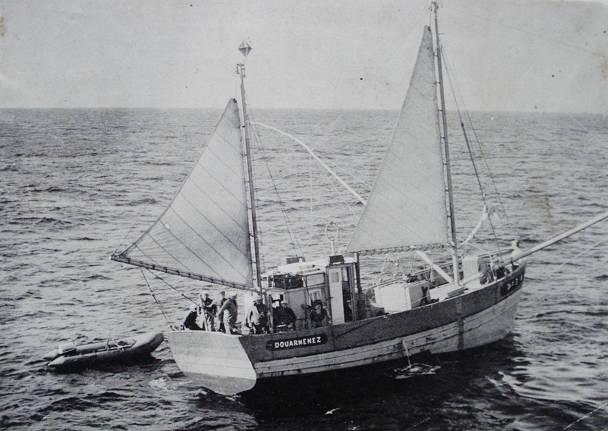 La Pêche Maritime de juillet 1967 par Jean Paugam. Avec l'assistance thonière. René Urvois : probablement le Deo Gratias. le parallèlépipède devant la cabine est un réservoir de carburant pour les voyages au thon.