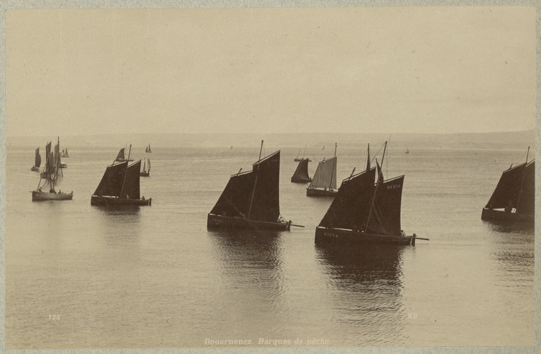 Source : Neurdein, 1894?, Musée des Civilisations de l'Europe et de la MéditerranéeDouarnenez. Barques de pêche.