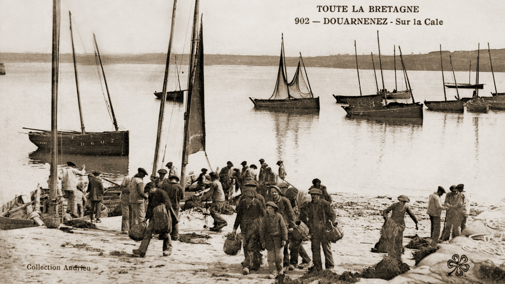 Source : Site internet Delcampe, CPA Collection Andrieu - Sur la gauche, le canot D 607 "La Tour d'Auvergne".
