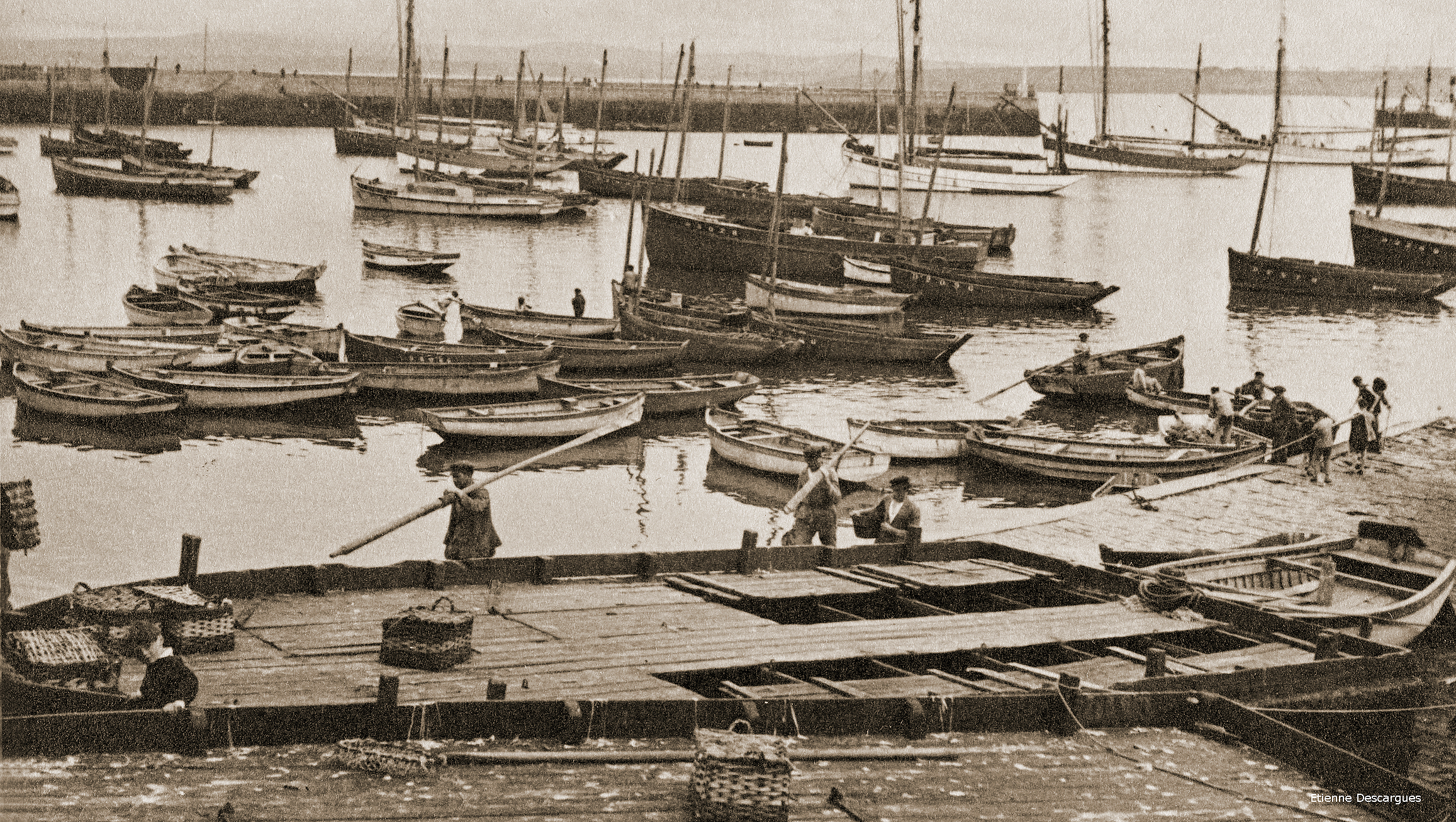 Source : Musée de Bretagne, photo Etienne Descargues, vers 1930. En haut, au centre de l'écran, légèrement à droite, le canot "Nautilus", DZ 2096.