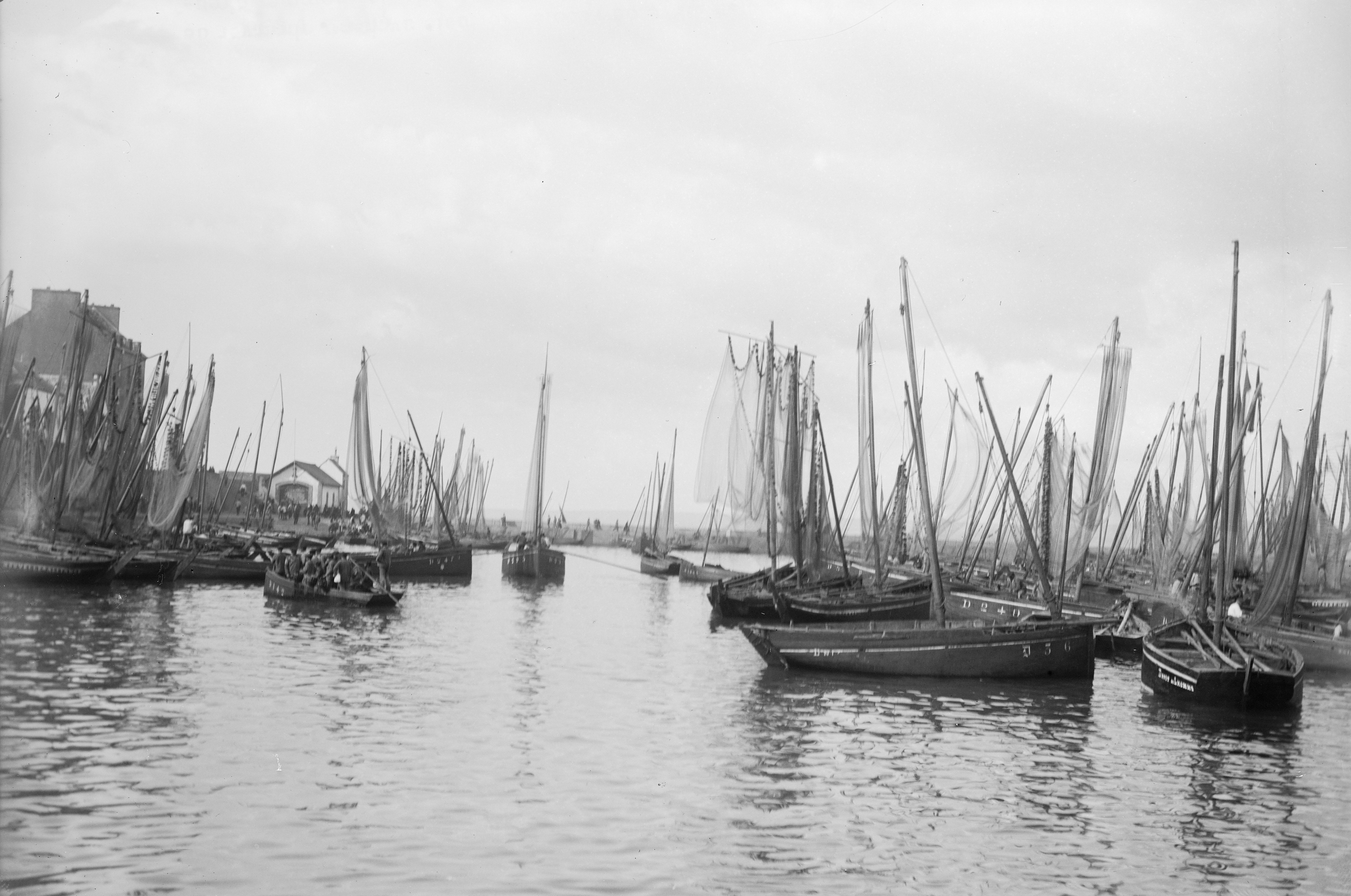 Source : Musée de Bretagne - Communiqué par Emmanuel Kerloc'h - Sur la gauche, le canot du treizour, D 142, "Saint-Pierre", ramenant à terre une belle palanquée de pêcheurs.