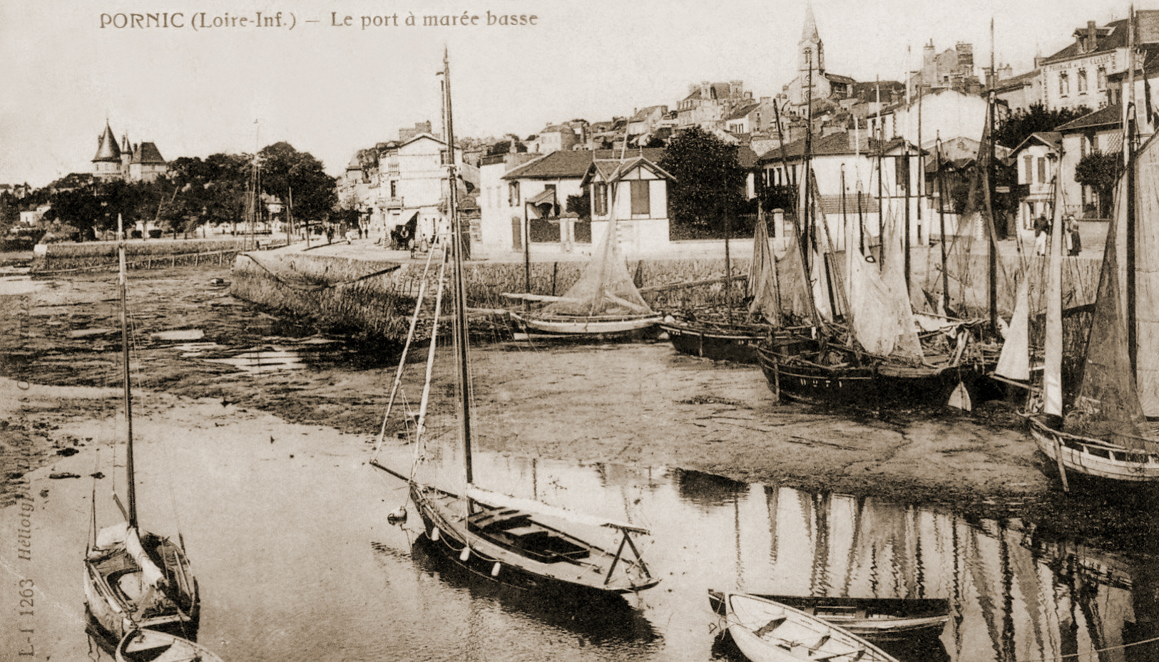Source : Internet - Carte postale ancienne Dugas et Cie, Nantes. Sur la droite, la chaloupe "Miribel", D 271, dans le port de Pornic, vers 1900.