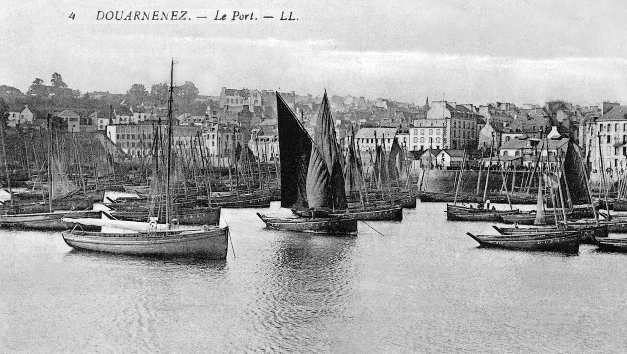 Source : Internet, origine indéterminée - Carte postale ancienne Lévy & Fils LL., Paris - Sur la droite, le canot D 1701 "Idéal".