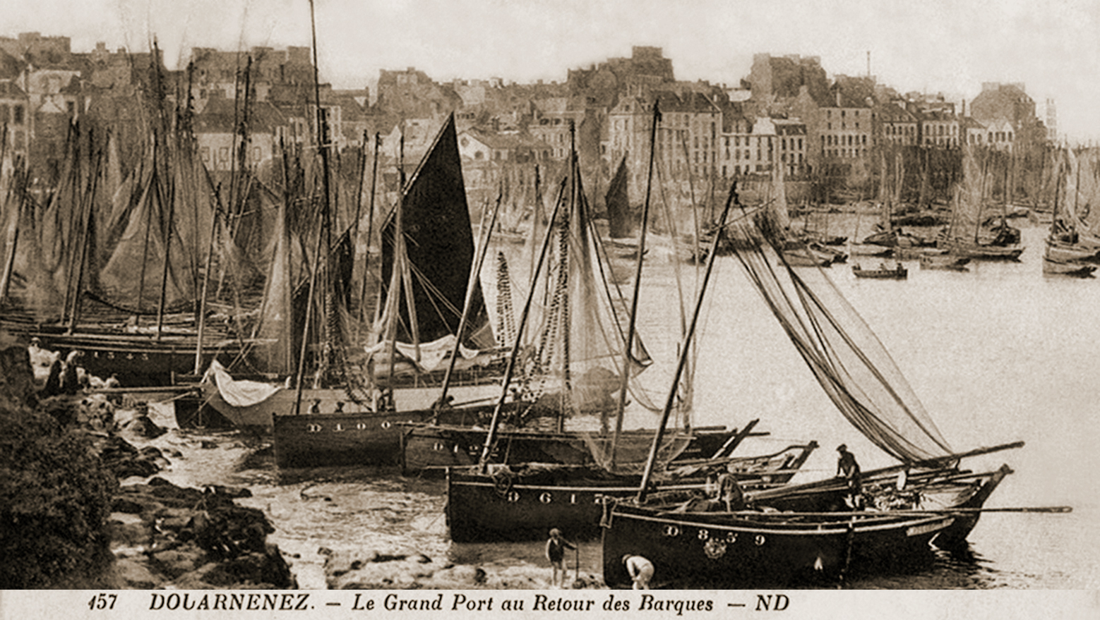 Source : Collection cartes postales ND, n° 157 - La chaloupe D 122 "Sainte-Hélène", la 3ème en partant du bas.