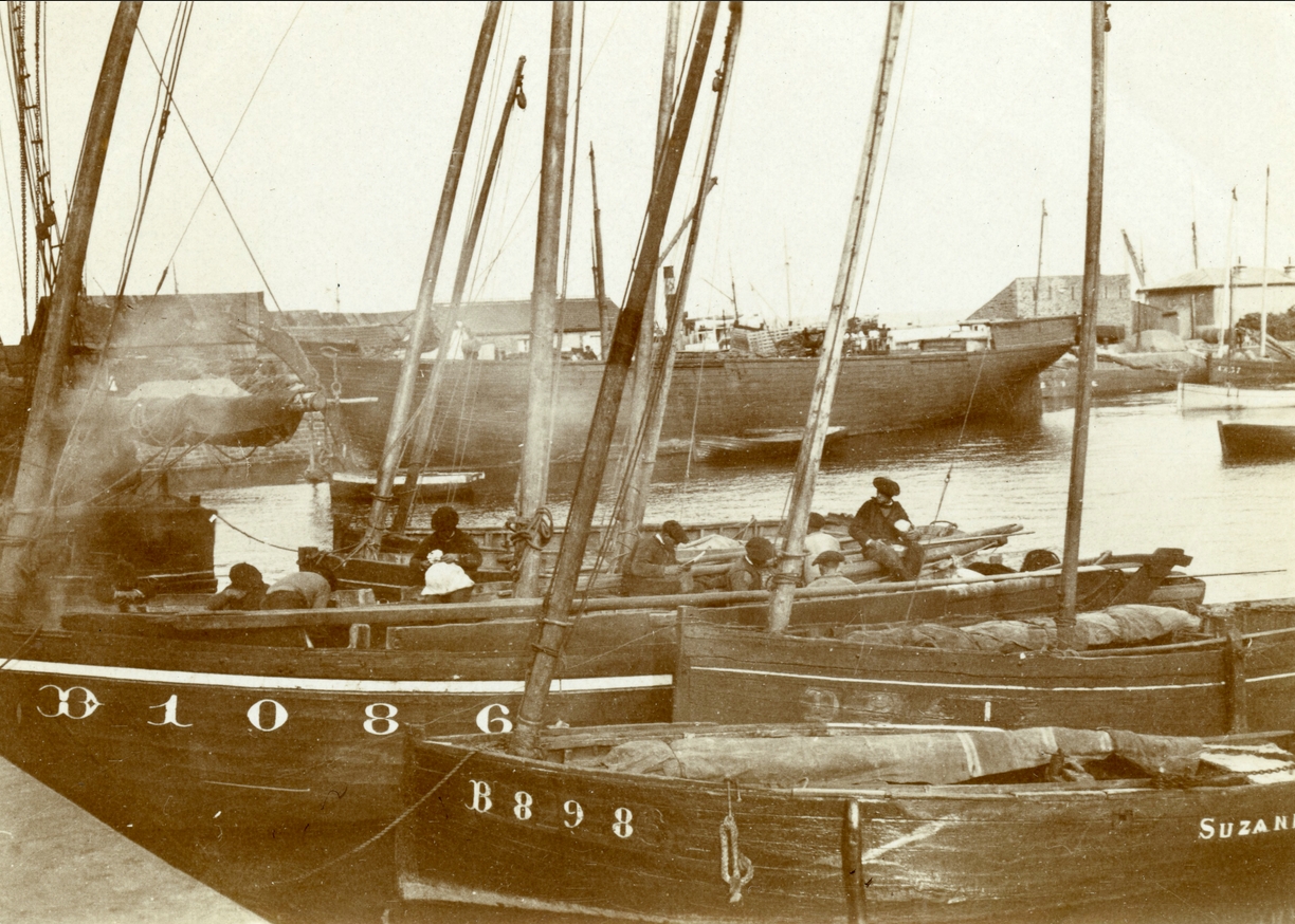 Dans le port de Brest. Archives départementales du Finistère