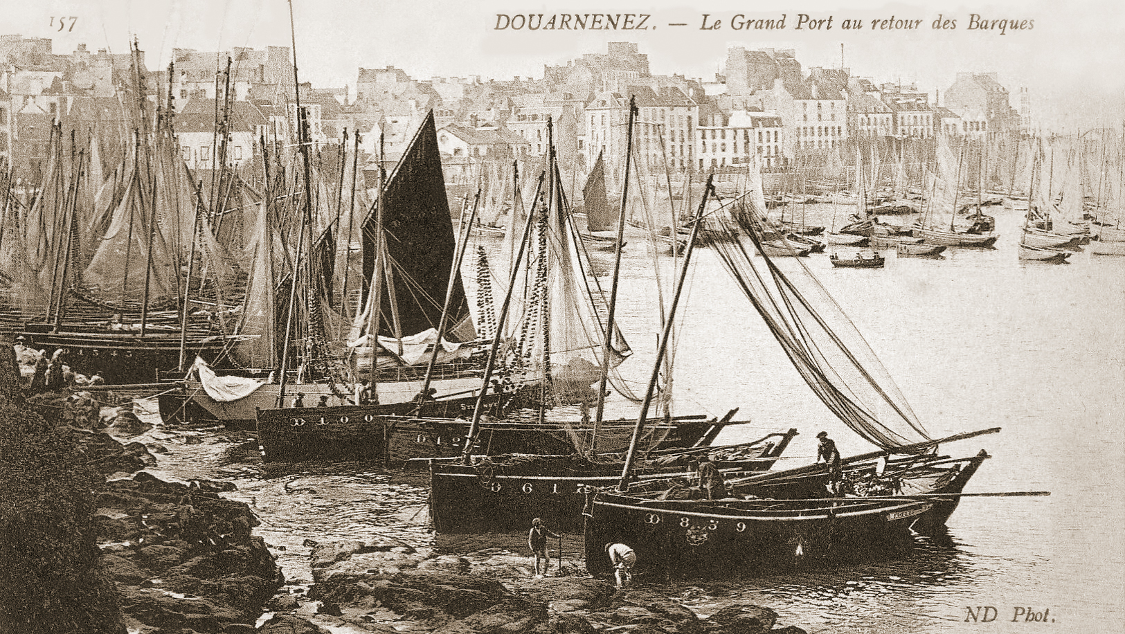 Source : Collection cartes postales ND, n° 157 - Au quatrième rang, en partant du bas, devant un voilier de plaisance, le canot "Sainte Anne", D 1001