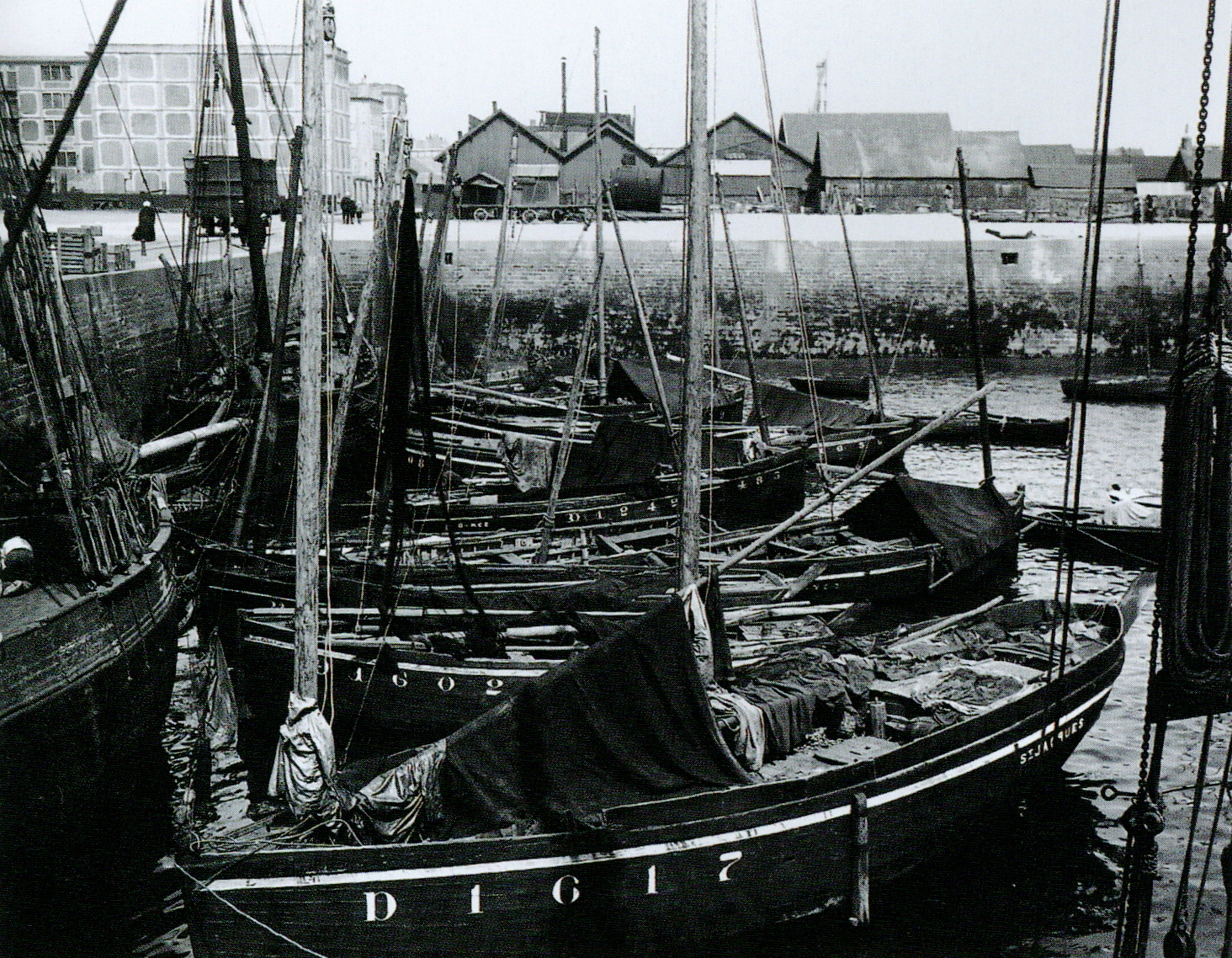 Source : Marins Pêcheurs de Cornouaille, Photographies de Jacques Thézac - Au centre de l'écran, le D 1242 du canot "Pelletan", du nom d'un ancien ministre de la Marine de juin 1902 à janvier 1905.