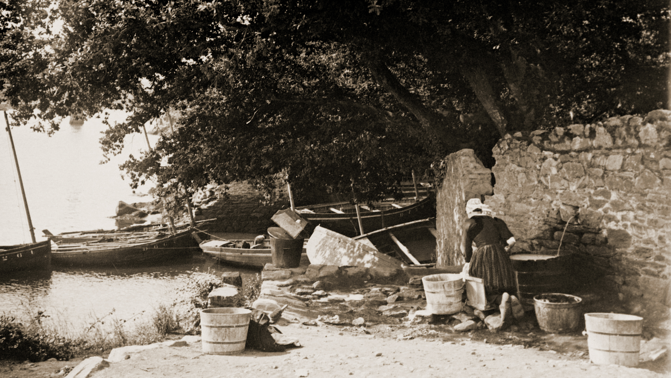Source : Archives Départementales du Finistère - Fonds Francis Hennequin - Complètement à gauche, l'étrave du canot "Saint-Joseph", vers 1905, au Port-Rhu, côté Treiz