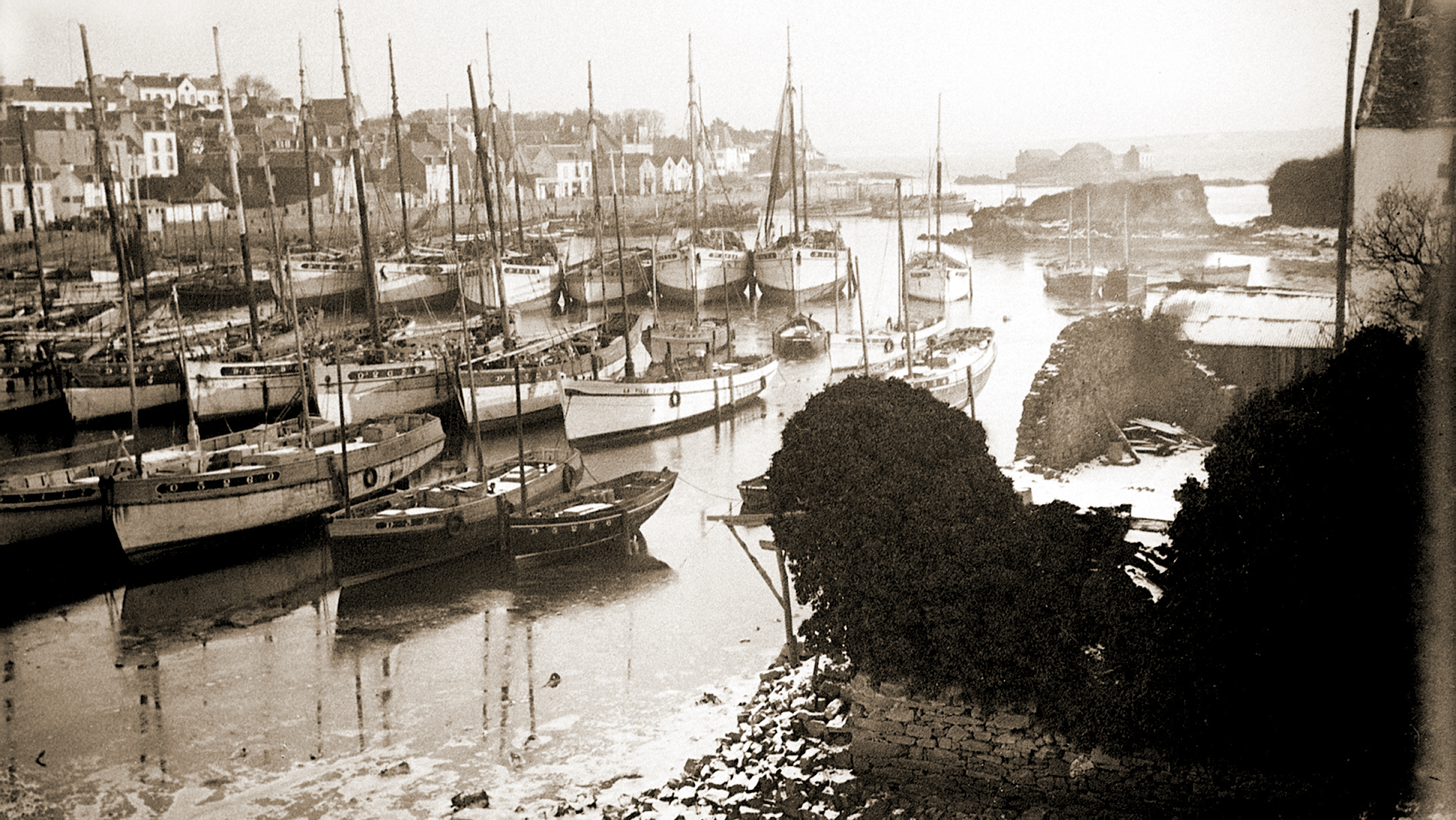 Source : Archives Départementales du Finistère - Au premier plan, à gauche, la pinasse "Sant Per", DZ 3260