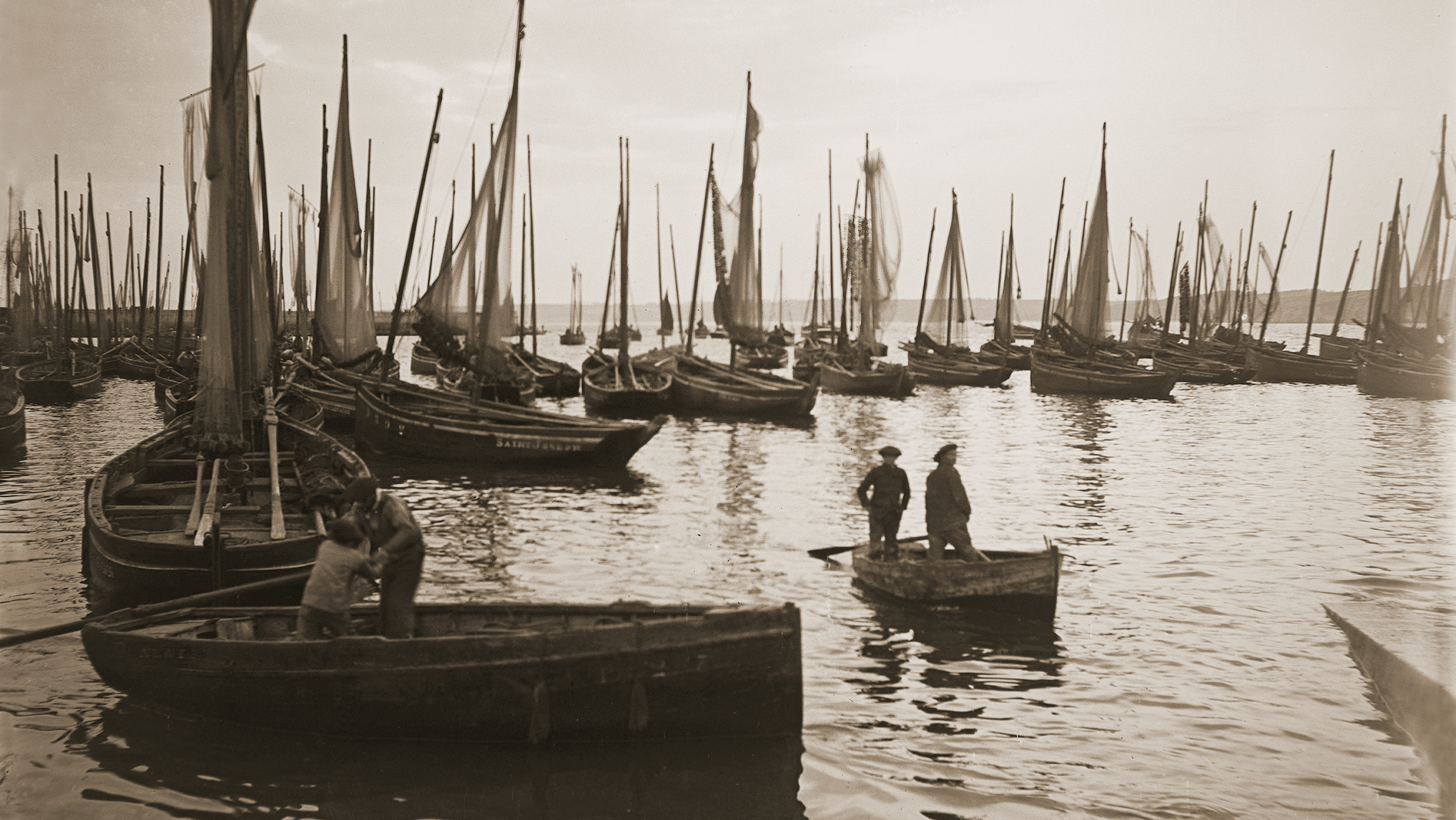 Source : Archives Départementales d'Ille-et-Vilaine - Fonds Hamon-Trémeur - Au premier plan, à gauche, le canot "Marie Michel", D 27