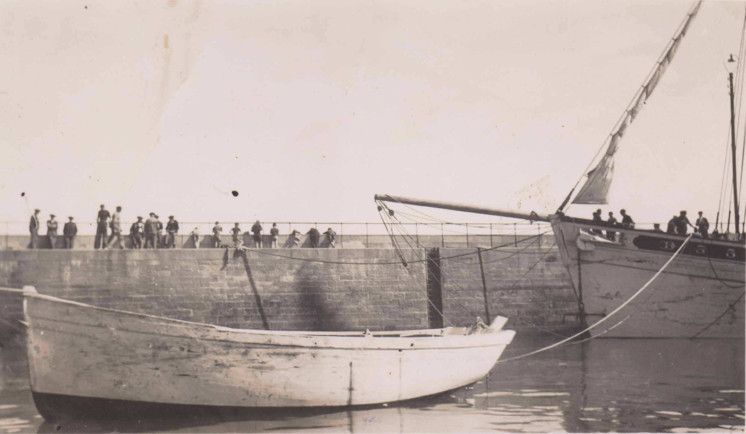 Source : Collection François Pernès - En arrière-plan du canot de Mauritanie, l'étrave du dundée "Petite Annick" et son bout-dehors