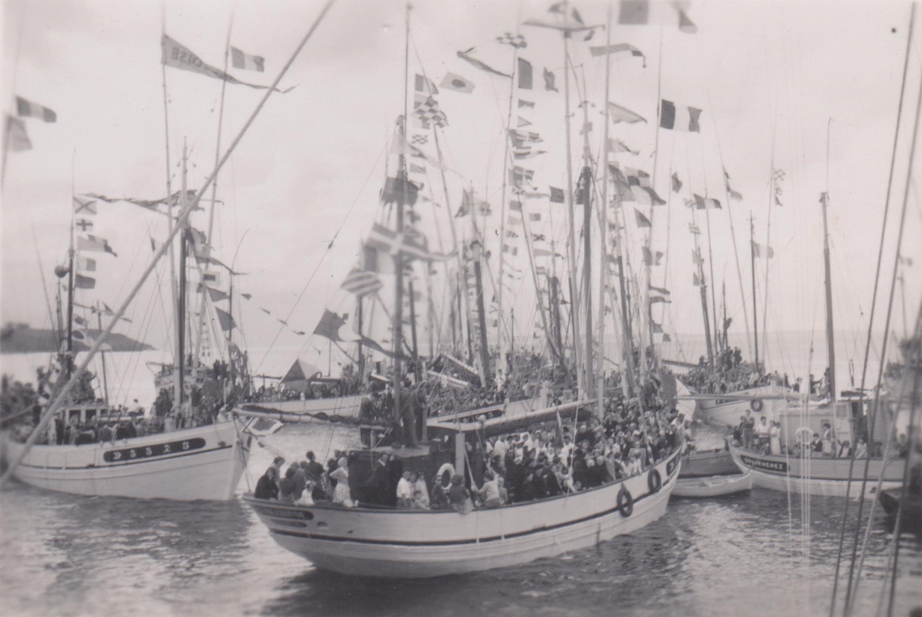 Source : Collection Bernard Gourlaouen - Bénédiction de la mer en Juillet 1950 : à gauche, le malamok "Petite Françoise", DZ 3375