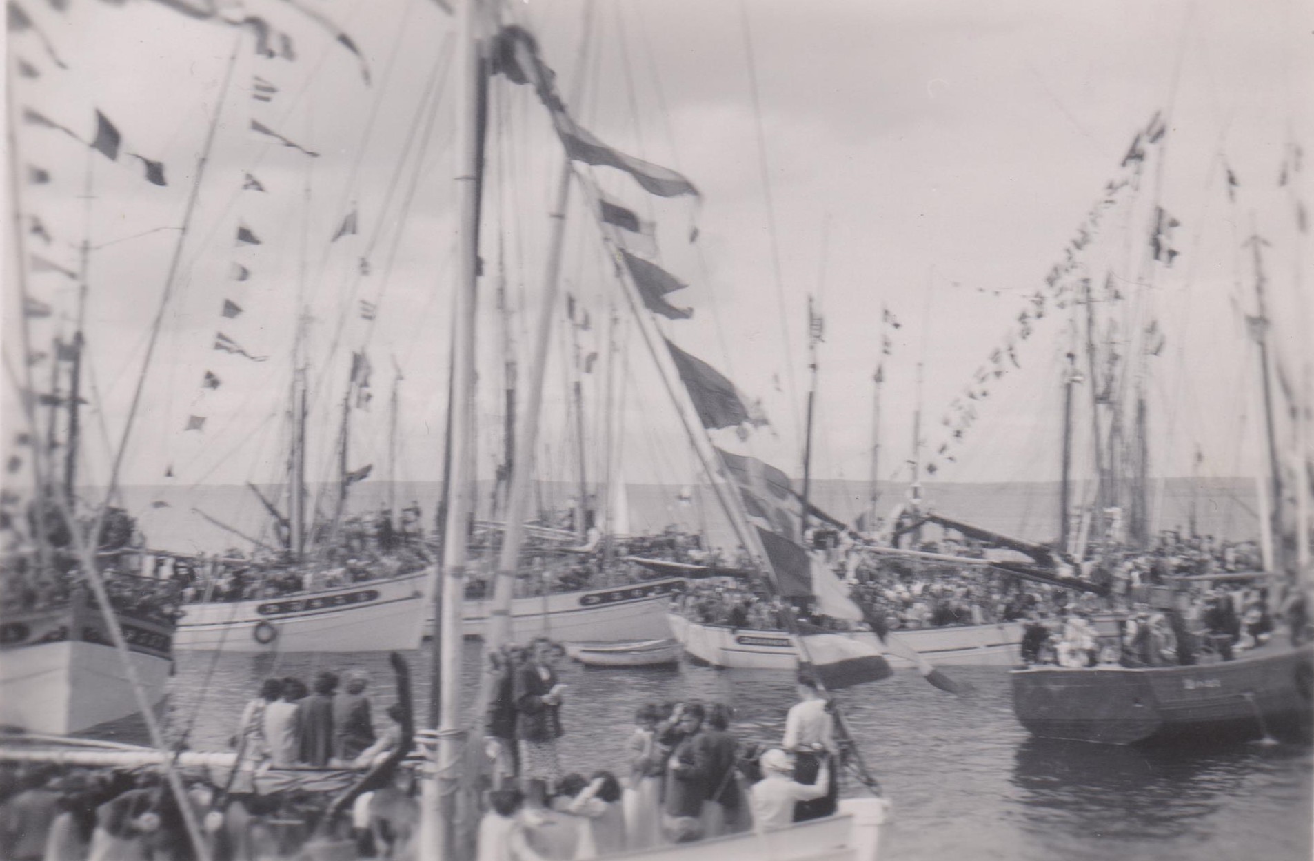 Source : Collection Bernard Gourlaouen - Bénédiction de la mer en Juillet 1950 : au second plan, deuxième à partir de la gauche, le malamok "Fraijou Bihen", DZ 3438