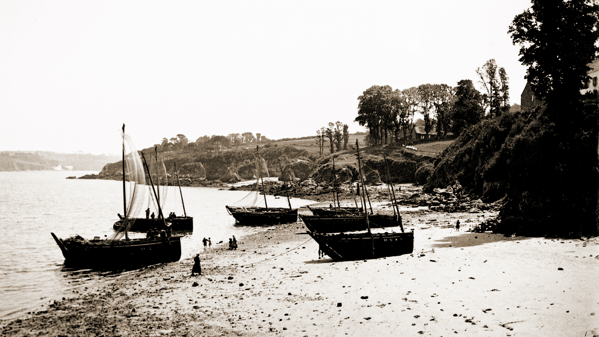 Source : Archives Départementales du Finistère - Fonds Francis Hennequin - Au premier plan, à droite, la chaloupe "Vallée de Josaphat", D 649, vers 1905, au Stigadou