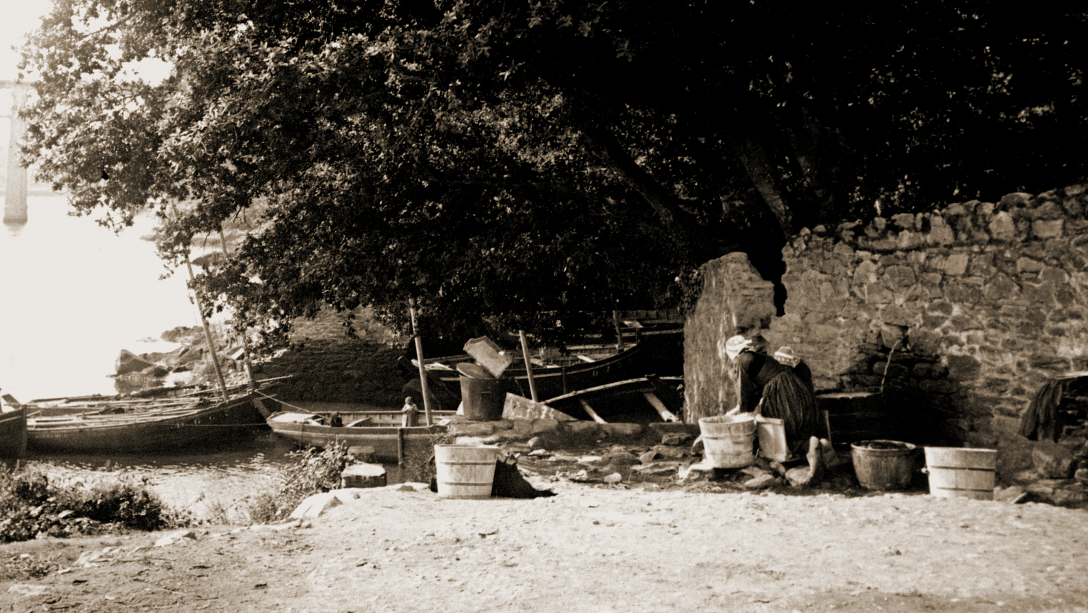 Source : Archives Départementales du Finistère - Fonds Francis Hennequin - Au centre, sous le feuillage, le canot "Annette Rosalie", DZ 758, vers 1905, au Port-Rhu, côté Treiz