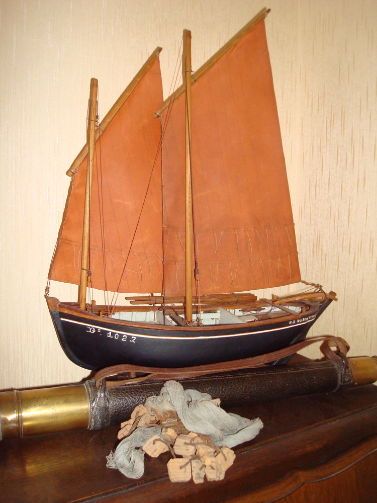 Source : Photo Jacques Nouy, Collection Jacques Nouy.Maquette du bateau et longue-vue, 1er prix de la régate de 1910.