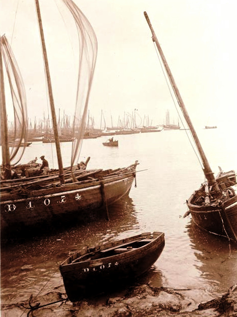 Source : Photographie de Charles Augustin Lhermitte (RMN Musée d’Orsay), découverte par A. Le Coz. La chaloupe Saint Joseph et son annexe dans le petit port du Rosmeur, en 1912.