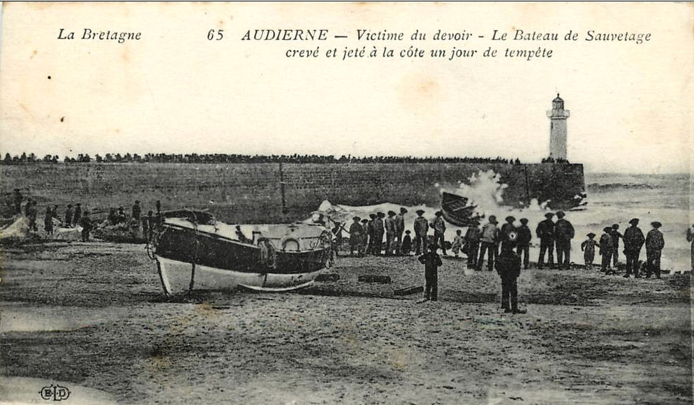 Source : Collection personnelle de Michel Bescou.La chaloupe naufragée est le Matignon, de Douarnenez. Le canot de sauvetage est le Général Béziat, d'Audierne.