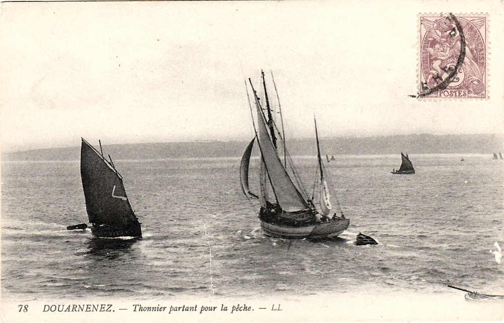 Source : Collection personnelle d'André Le Coz. La chaloupe Anastasie Joseph et son annexe croisent un thonier route pêche.