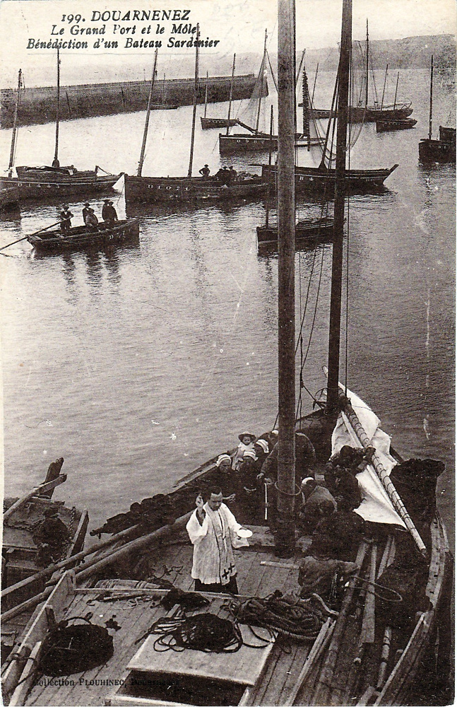 Source : Collection personnelle d'André Le Coz.Bénédiction d'une chaloupe au port de Rosmeur.