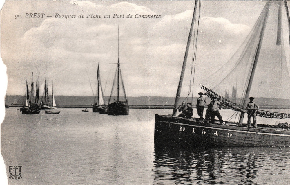 Source : collection personnelle d'André Le Coz.La chaloupe Dieu et Patrie au port de commerce de Brest.