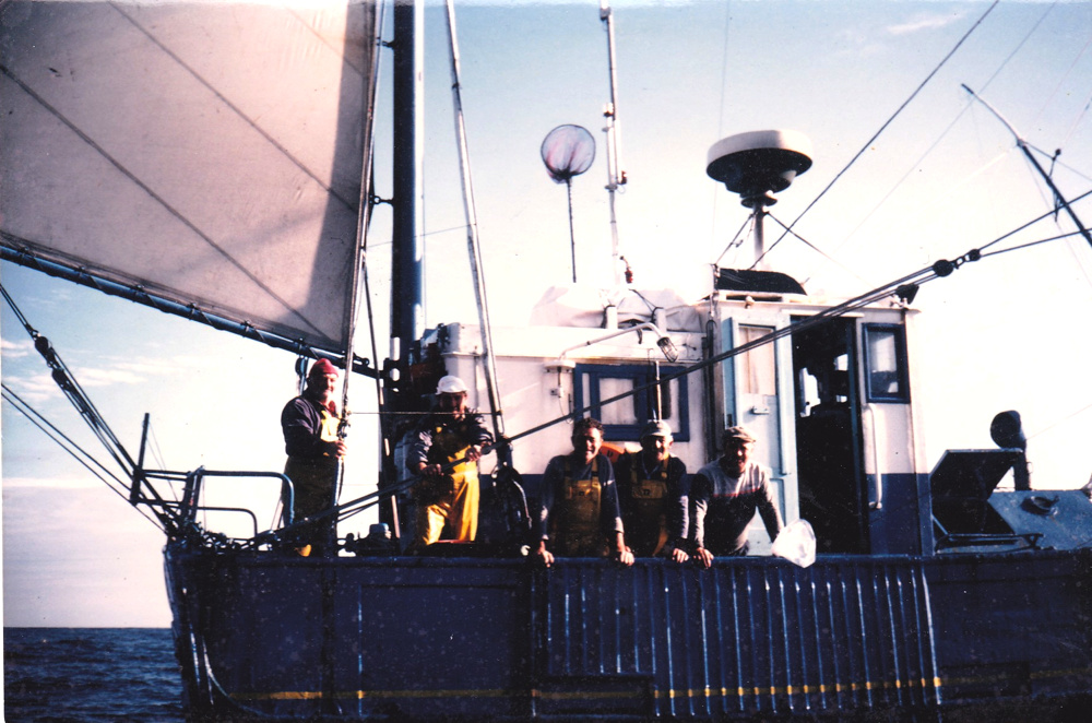 Source : Collection personnelle de Jacques Ralec.Campagne au thon de 1980 : lors du débarquement d'un blessé, photo prise par le bateau d'assistance PECHEUR BRETON.