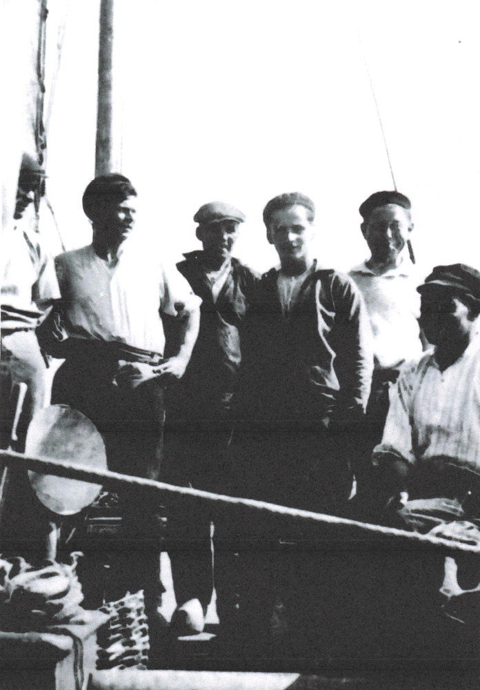Source : Collection personnelle de Robert Largenton. le 1er à droite, en casquette, assis, serait Julien Hascoët, le patron