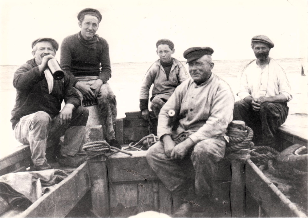 Source : Collection personnelle de Jacques Join.mon père est assis à l'arrière du bateau, juste derrière le patron Michel BERNARD, à la barre.