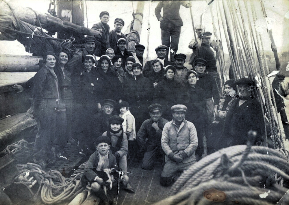 Source : Collection personnelle de Marie-Claude Renévot.Photo de famille, avant le départ (à gauche, Odette du Puigaudeau et Marion Sénones).