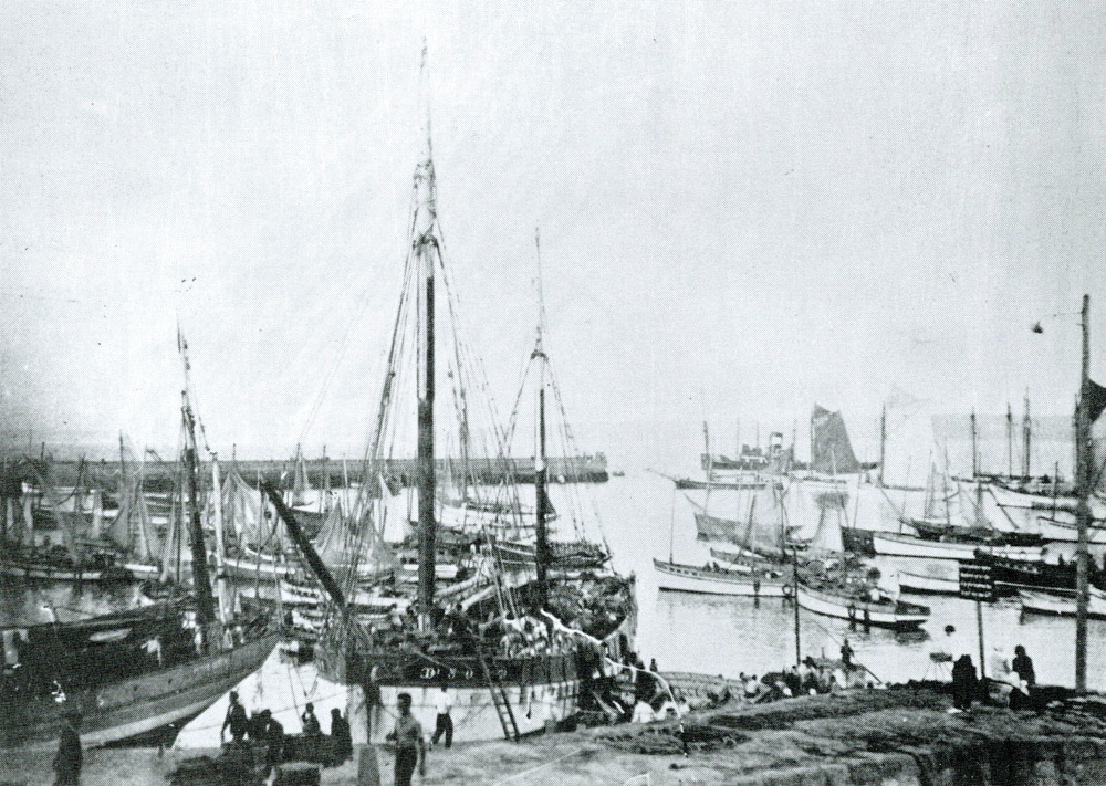 Source : Mémoire de la Ville Douarnenez, 12:37.En arrière-plan, le remorqueur allemand Seefalke sortant du port.