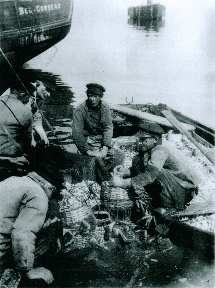 Source : Photographie de Michel Joncour, communiquée par Marcel Kernaléguen.Joachin Mazéas, de Pouldavid, et Jean Ansquer à dibesker la sardine.
