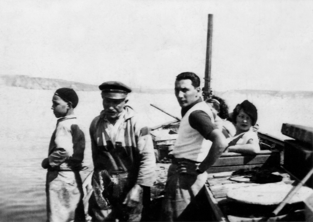 Source : Collection personnelle de Jacques Join. En pêche durant l'été 1934 : Henri Join (IM 6687), mousse, à gauche, avec son oncle Michel Gloaguen, en casquette à visière, et des estivants, embarqués pour l'occasion.