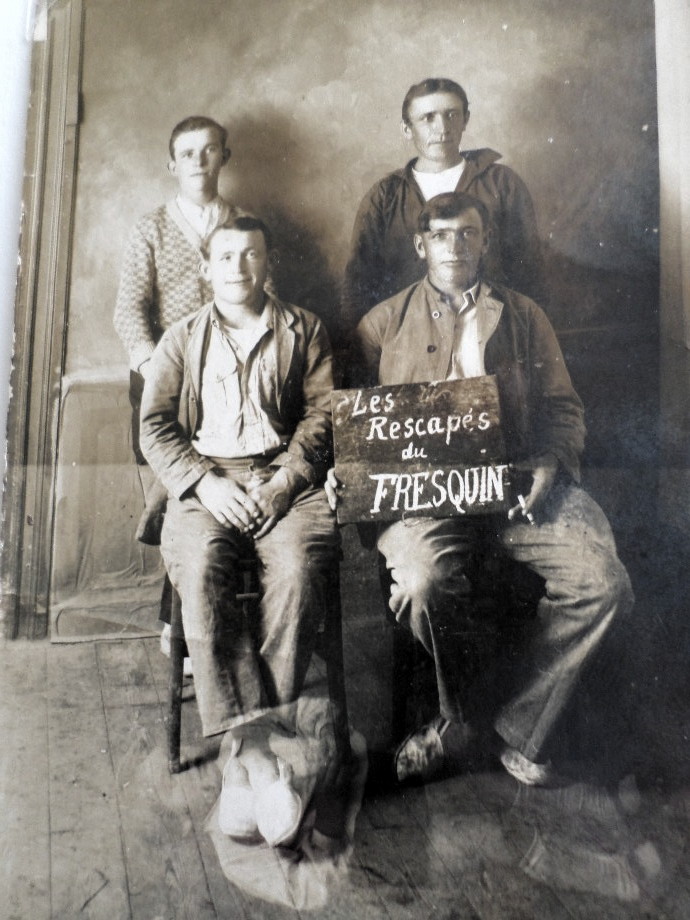 Source : Collection personnelle de Christian Le Roux.Les rescapés du Fresquin, assis à gauche,  Athanase Jugeau, grand-père de Christian Le Roux.