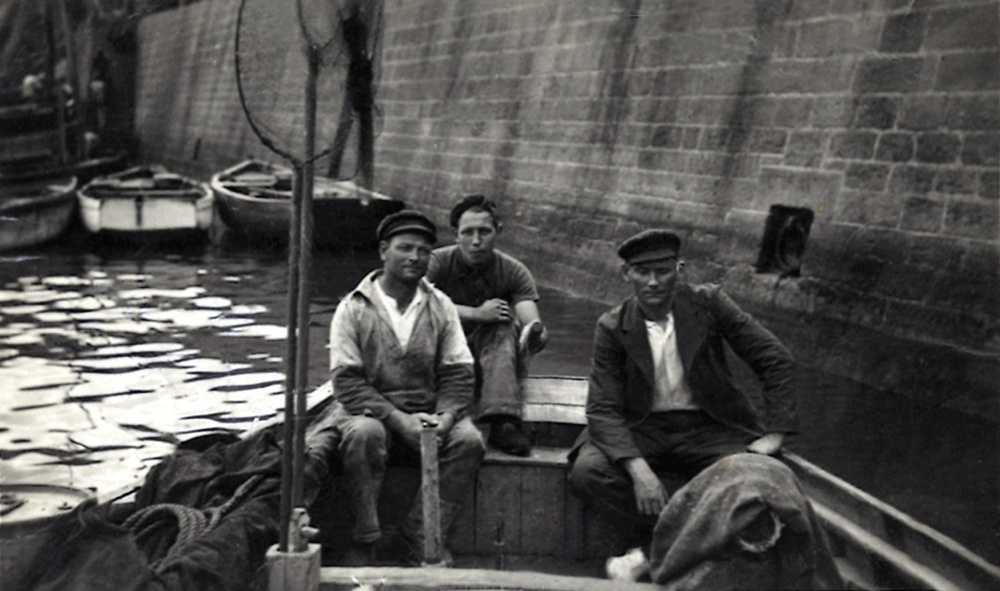 Source : collection personnelle de Gaby Bizien.Photo prise vers 1936, avec de gauche à droite Charles Bizien (le grand-père de Gaby Bizien), Pierre-Charles Bizien (son père, qui doit avoir 14-15 ans) et René (Reun) Carn, matelot.