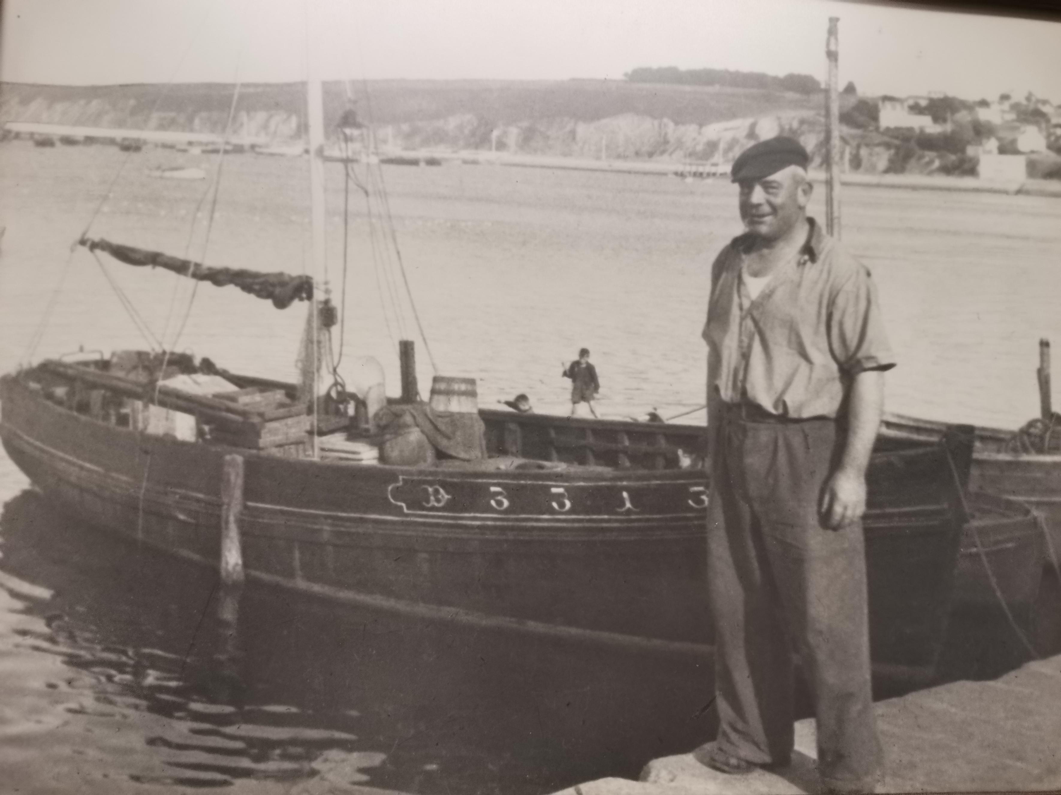 Source : Collection Baptiste Losq. Eugène Trividic devant son bateau, à Camaret