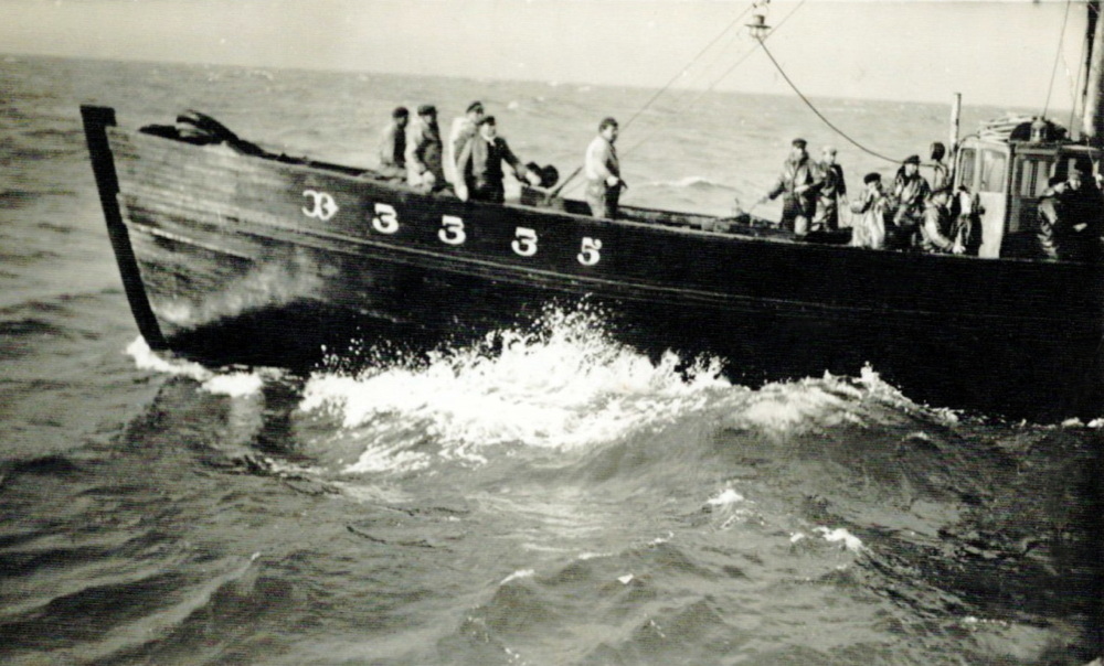 Source : Collection personnelle de Jakez Lheritier.L'équipage au travail. Photo prise en 1938 depuis le patrouilleur 48  Ambroise Paré.