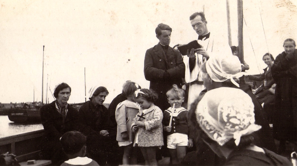 Source : Photo Jacques Nouy, collection Jacques Nouy.Le baptême du bateau en 1938.