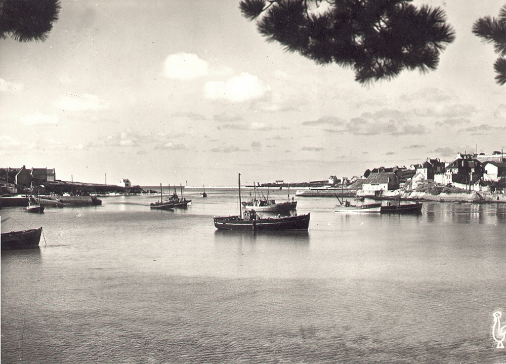 Source : Collection personnelle d'Alain Gourret.L'Edouard Branly, photo prise durant sa période audiernaise (le bateau noir, au 1er plan).