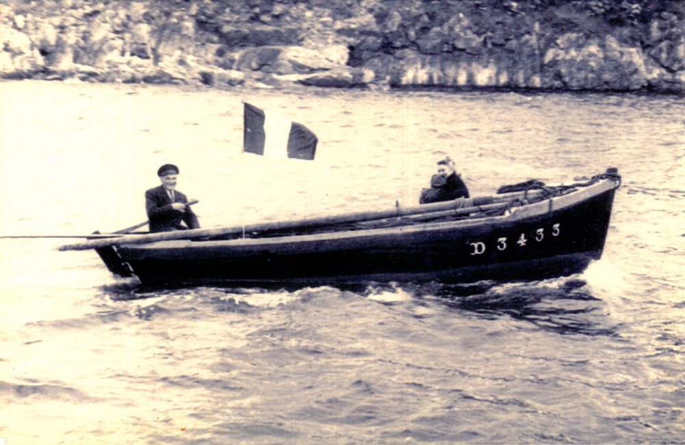 Source : Collection personnelle de Louis Lenourry.Le DZ 3433 passant la digue de Tréboul, devant les Roches Noires et l'Ile Tristan. Le petit matelot avec ses grands-parents se prénomme Louis.