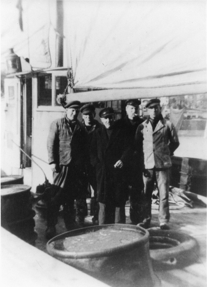 Source : Collection personnelle de Michel Magnan.De gauche à droite : Henri JAOUEN, Pierre MENS, Louis MAGNAN, Auguste MAUGUEN et ?.