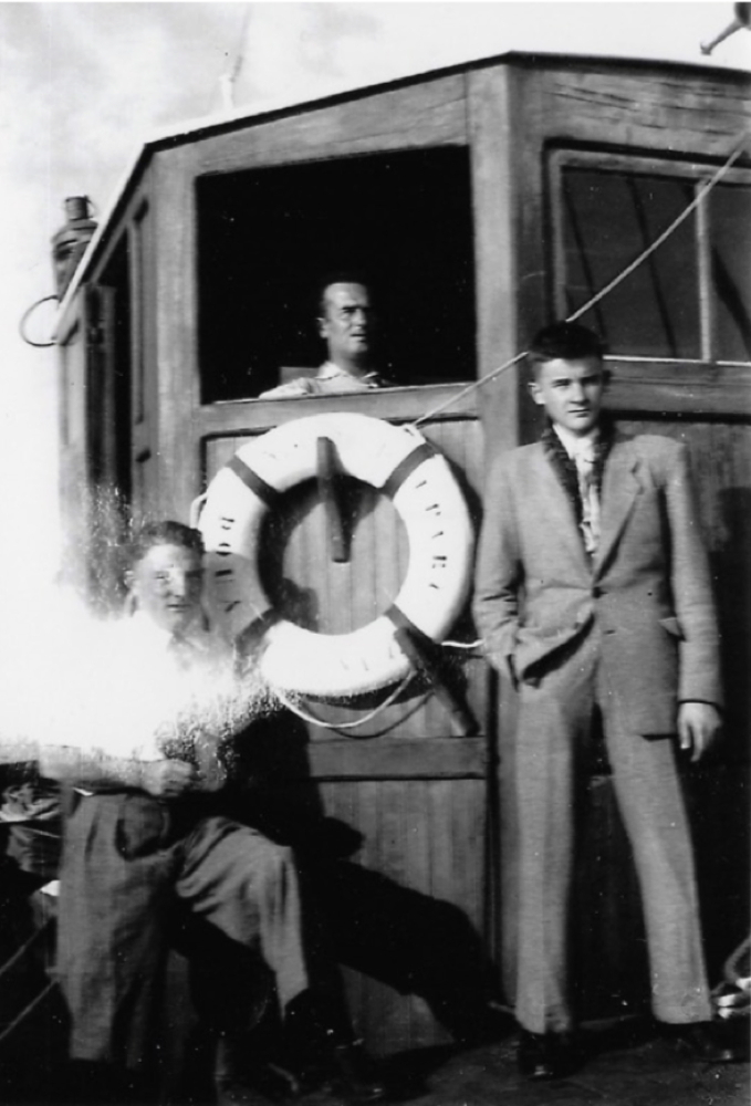 Source : Collection personnelle d'Alain Chauvin. 1946. À la passerelle, Ignace Bargain, à droite : Alain Chauvin, 17 ans, premier passager vesr l'Afrique.
