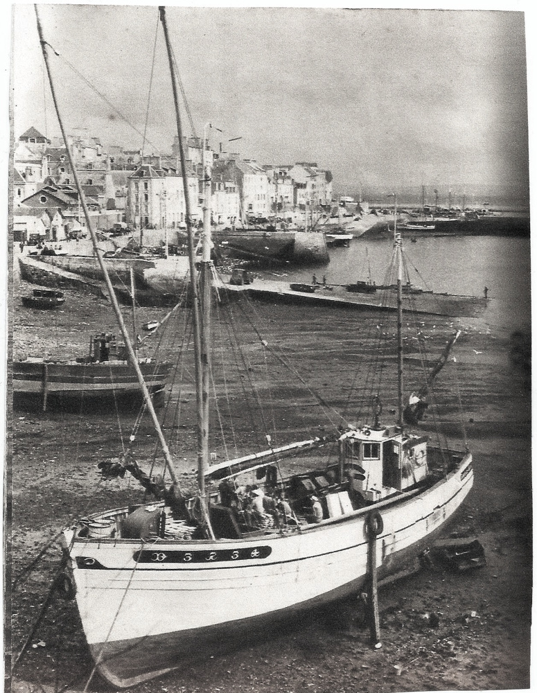 Source : Collection personnelle d'Alain Le Bars.Le Gisele et Guy en armement (ou désarmement) de thon, au petit port.