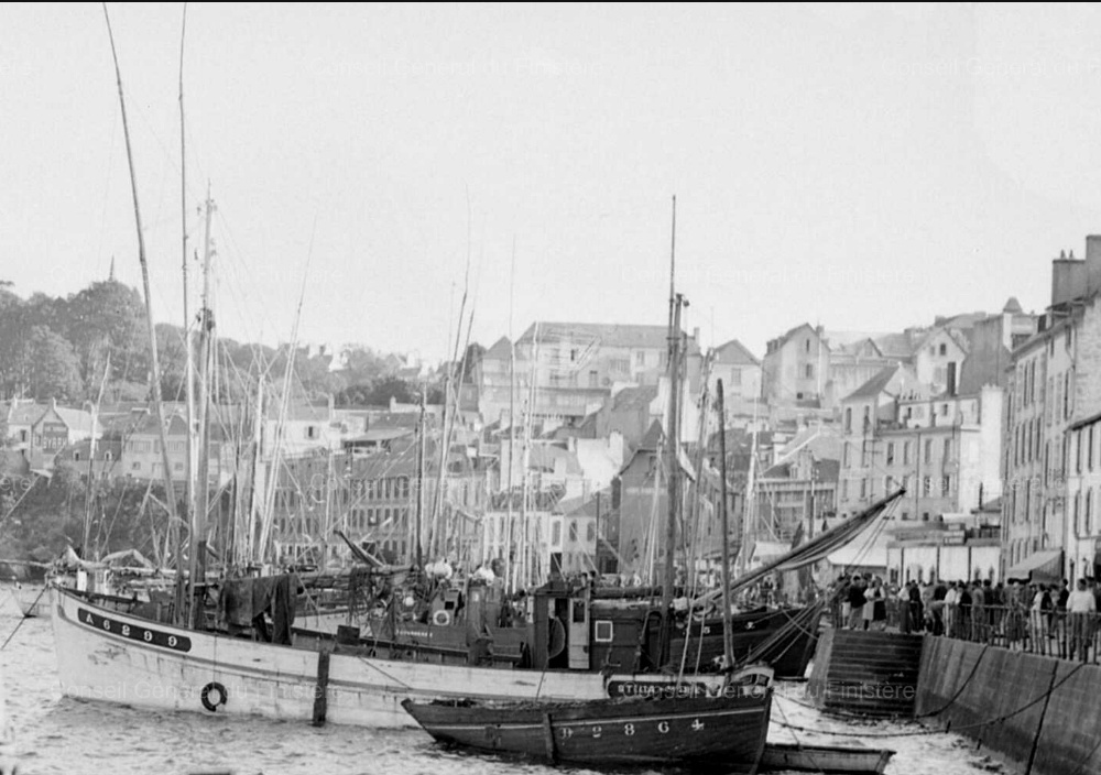 Source : Archives Départementales du Finistère, communiqué par Jean-Claude Bourdon.Le Stella Marie à quai au Rosmeur, avec son immatriculation d'Auray.