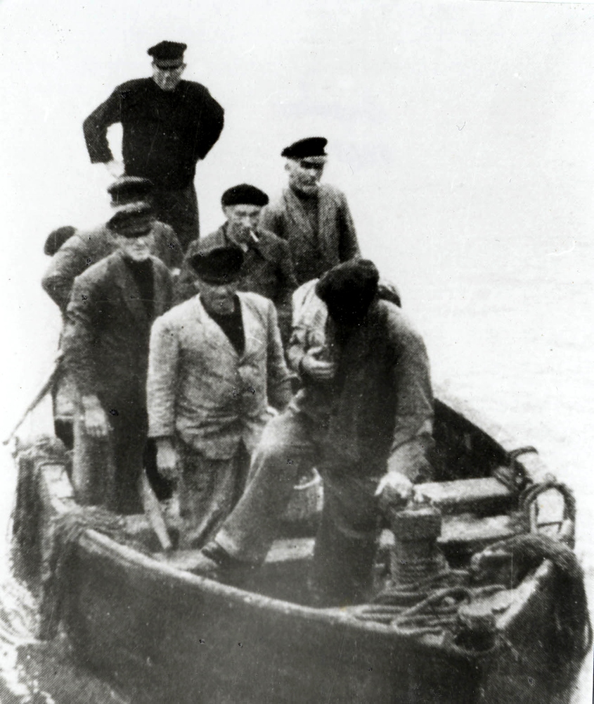 Source : Collection personnelle de Charles Kerivel.L'équipage du Caprice revient à terre, dans la barque du treizour Luiz (béret).