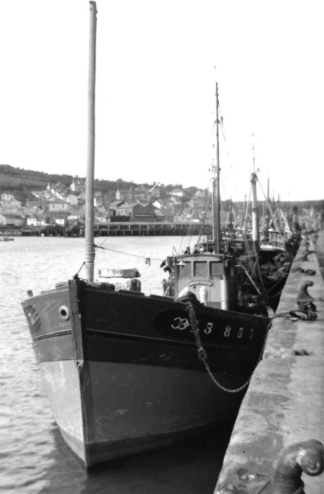 Source : Collection personnelle de John Mc Williams.L’Annick et Eugène à Newlyn (G.B.-U.K.), 24 février 1962, pêche aux maquereaux.