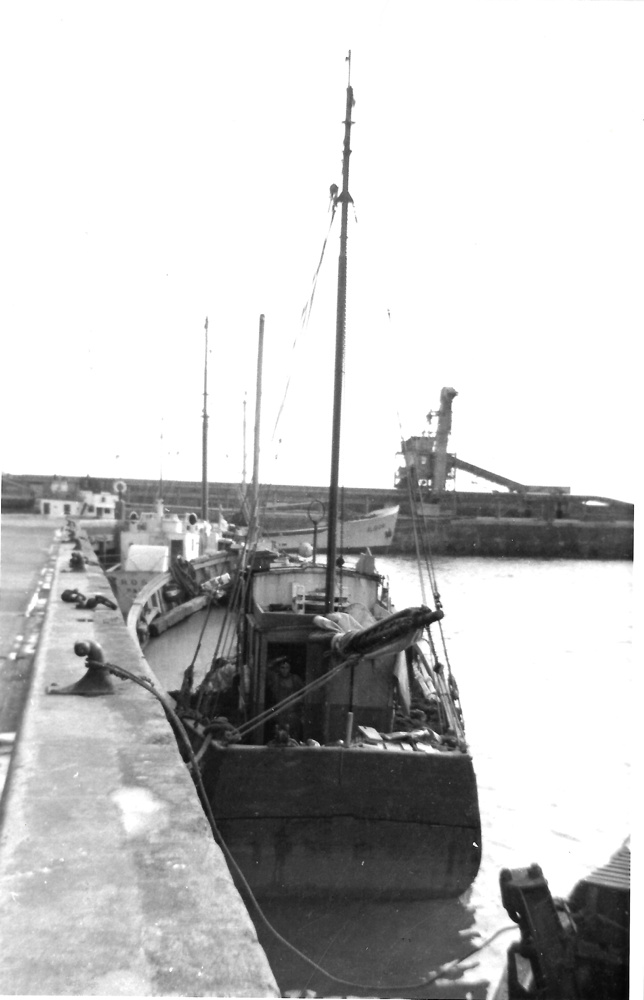 Source : Collection personnelle de John Mc Williams.L’Annick et Eugène à Newlyn (G.B.-U.K.), 24 février 1962, pêche aux maquereaux.