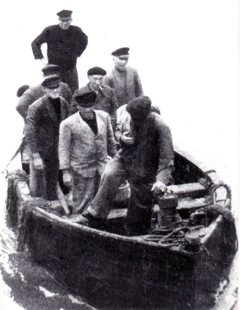 Source : Photo Jacques Nouy, collection Jacques Nouy.L'Angélus au mouillage, l'équipage  rentre à terre avec le treizour Luis.