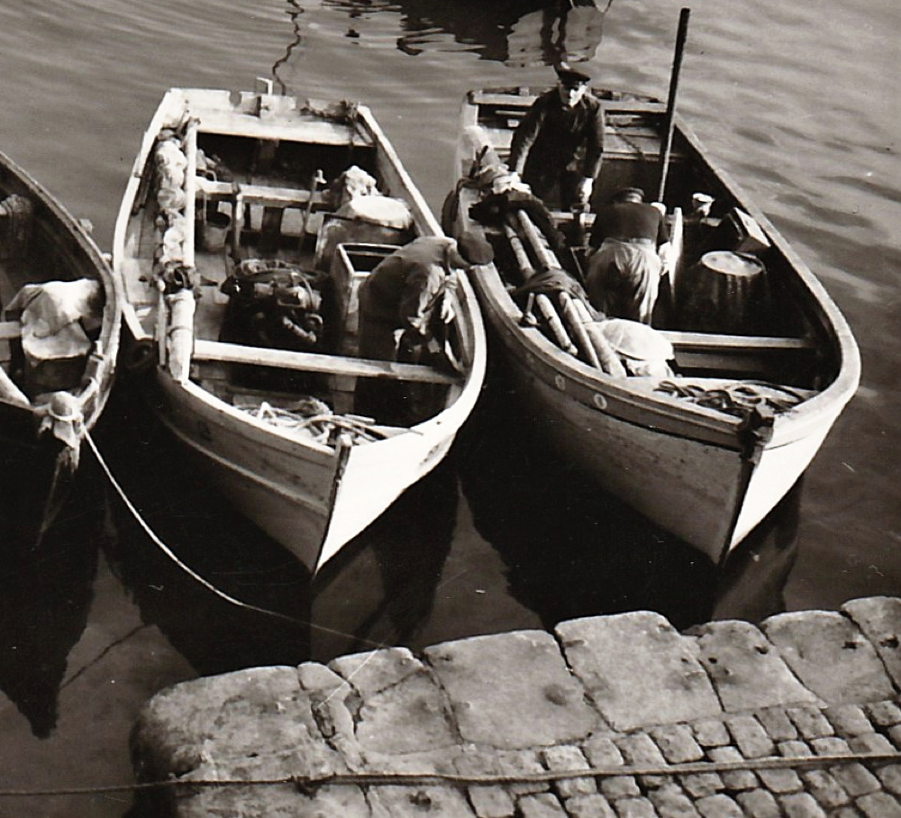 Source : Collection personnelle d’André Le Coz (détail).A droite, au premier plan, le Claudy Josy, un canot équipé pour la pêche à la crevette.