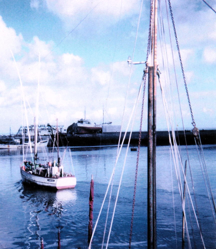 Source : Collection personnelle de Robert Largenton. Au nouveau port de Douarnenez, armé pour le thon, en septembre 1967.
