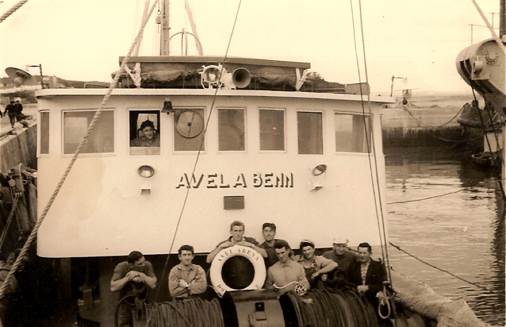 Source : Collection personnelle de Cris Joncour.L'équipage : 4ème à partir de la droite, Réné Celton, second du bateau, péri en mer le 16/12/1962